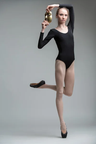 Porträt der jungen zerbrechlichen Ballerina mit eiserner Bronzemaske — Stockfoto