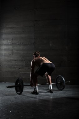 Arkadan bir yakışıklı sporcu portresi