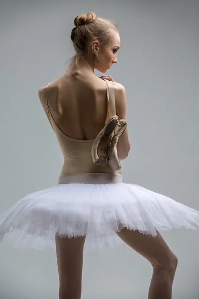 在白色短裙的年轻芭蕾舞演员的肖像 — 图库照片