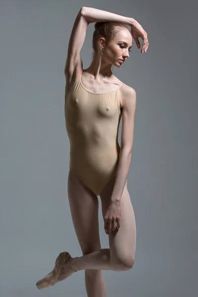 Bir balerin moda çekim — Stok fotoğraf