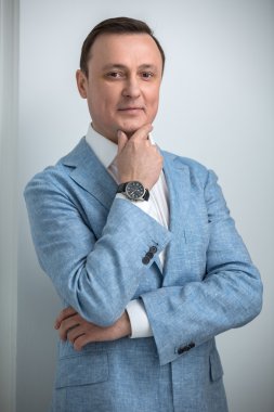 Mavi bir ceket ve yakışıklı adam