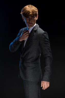 Kızıl saçlı yakışıklı adam portresi