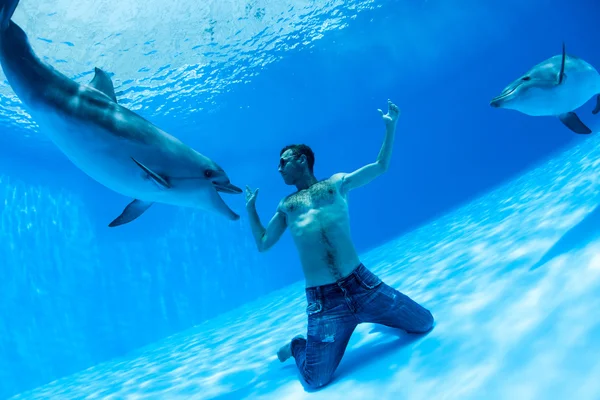 Män och två delfiner — Stockfoto