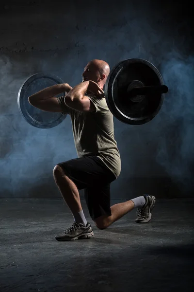 Kale atleet doen oefening met een barbell — Stockfoto