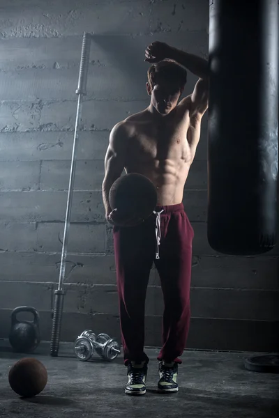 Junge Athletin mit dem Ball in der Hand — Stockfoto