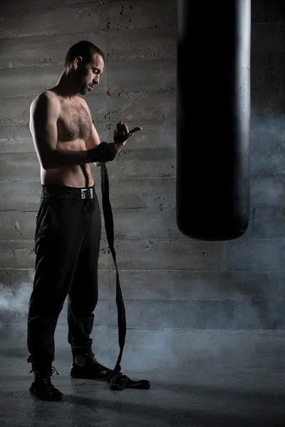Boxer tire des bandages pour la boxe — Photo