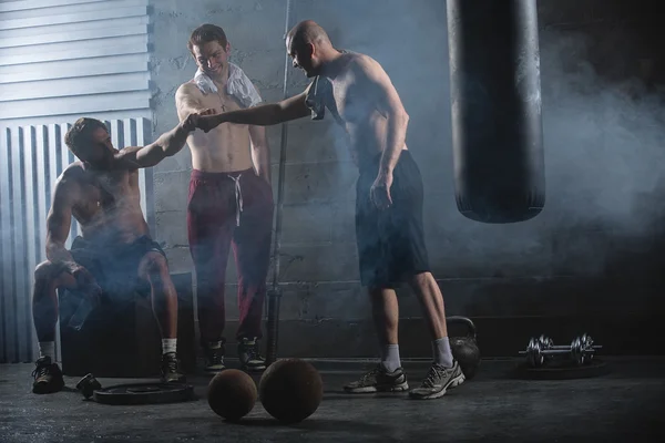 karmaşık crossfit egzersiz tamamlamış üç çocuklar dinlenme