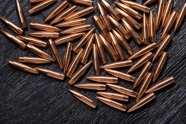 Koyu ahşap arka plan plaser bakır mermi