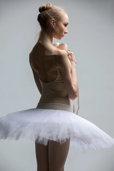 Portret van jonge ballerina in witte tutu — Stockfoto