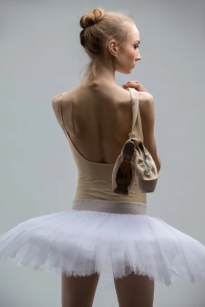 Portret van jonge ballerina in witte tutu — Stockfoto