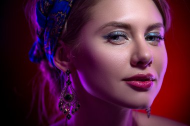 Güzellik portert güzel kafasındaki parlak bir atkı modeli