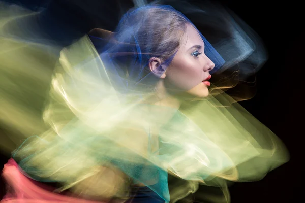 Портретна дівчина модель в студії, взята зі змішаним світлом — стокове фото
