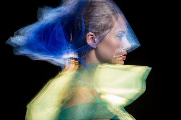 Modelo de menina retrato no estúdio, tomado com luz mista — Fotografia de Stock