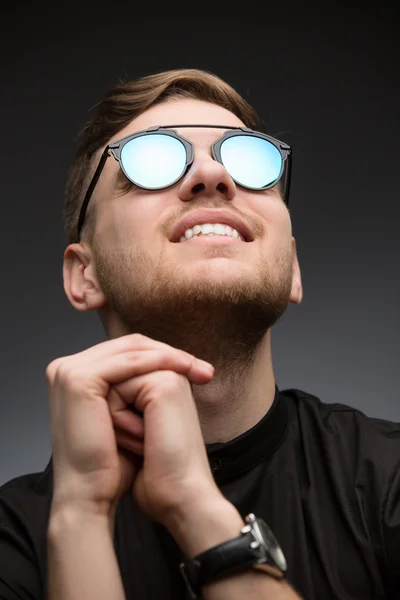 Portet joven en gafas de sol espejadas —  Fotos de Stock