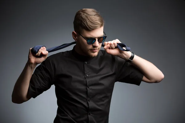 Stylish man in black shirt and mirrored sunglasses — Stock Photo, Image