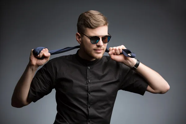 Hombre con estilo en camisa negra y gafas de sol espejadas —  Fotos de Stock