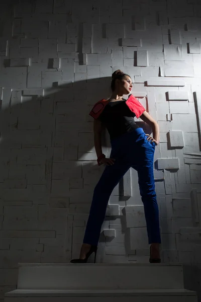 Mode porträtt av en flicka i den designer pantsuit — Stockfoto