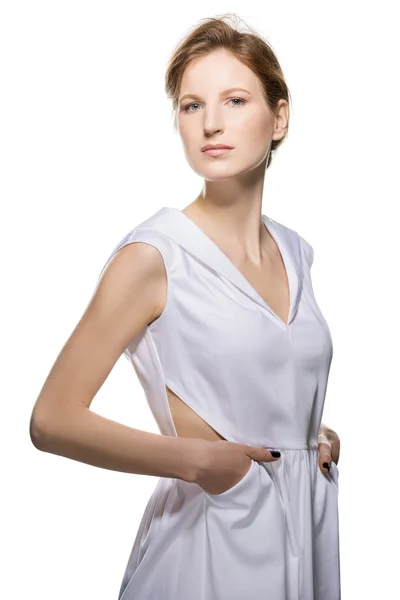 Модный портрет девушки в красивом дизайнерском белом платье — стоковое фото