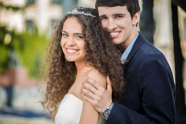 Retrato de pareja feliz boda al aire libre —  Fotos de Stock