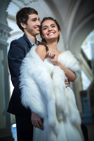 Porträtt av lyckliga brudparet i klassiska interiör — Stockfoto