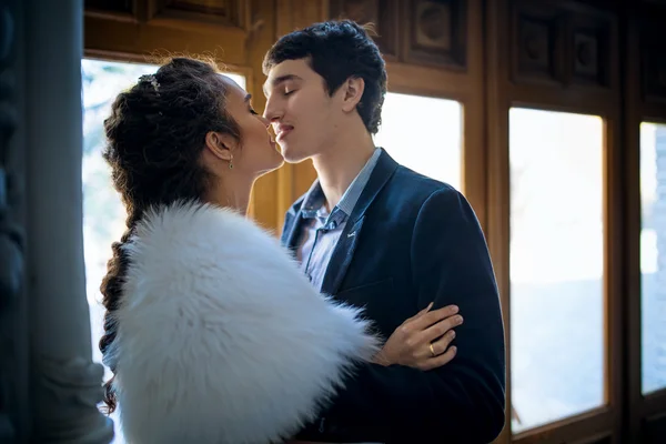 Portrait of happy wedding couple in classic interior — Stock Photo, Image