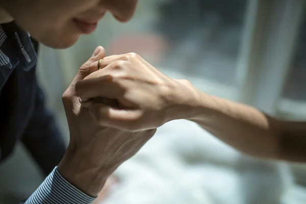 Mãos recém-casados — Fotografia de Stock