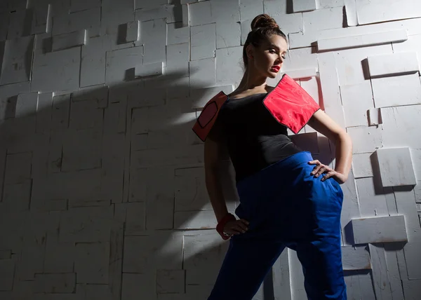 Retrato de moda de una chica en el traje de diseñador — Foto de Stock