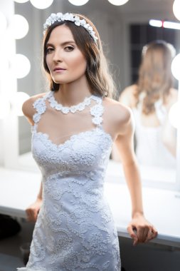 Soyunma odası yakınındaki bir stüdyoda moda gelin