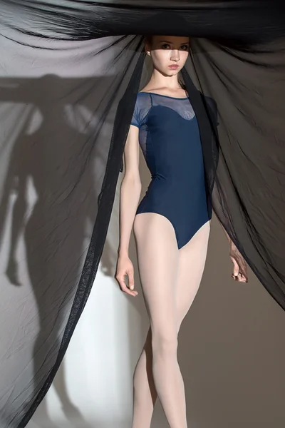Retrato da jovem dançarina com um belo pano de véu preto — Fotografia de Stock