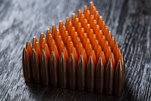 Macro tiro de balas de cobre que estão em muitas linhas para formar um tri — Fotografia de Stock