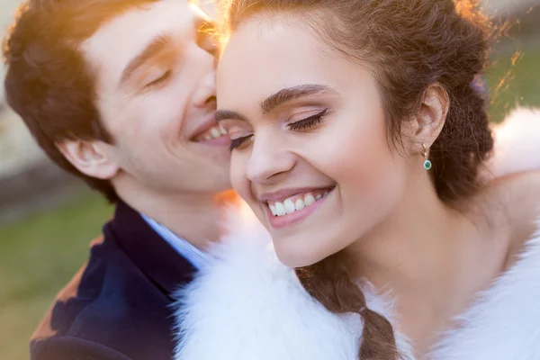 Retrato cercano de pareja feliz boda — Foto de Stock