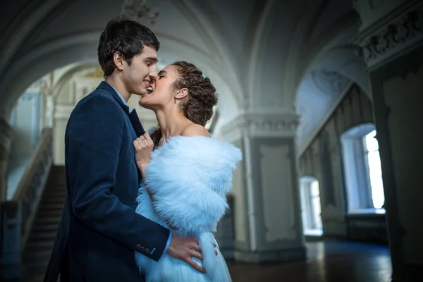 Retrato de casal de casamento feliz no interior clássico — Fotografia de Stock