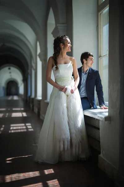 Yeni evli çift bir pencere yakınında — Stok fotoğraf