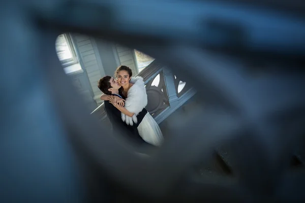 Beijar casal apaixonado em pé em uma escada — Fotografia de Stock