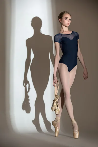 Portret wzrostu pełne wdzięku baleriny w studio — Zdjęcie stockowe