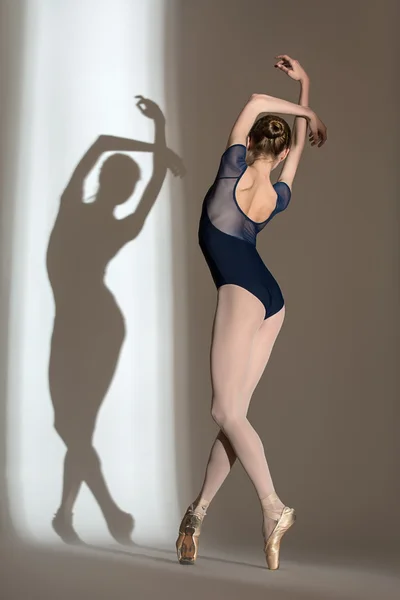 优雅的芭蕾舞演员在一个工作室的充分的成长画像 — 图库照片