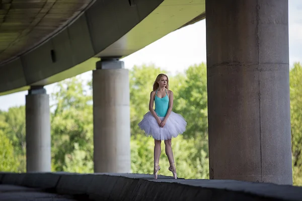 优雅的芭蕾舞演员做舞蹈练习对混凝土桥梁 — 图库照片