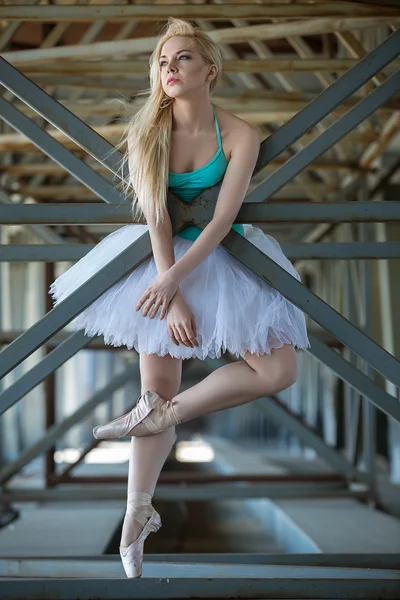 Bailarina elegante en el fondo industrial — Foto de Stock