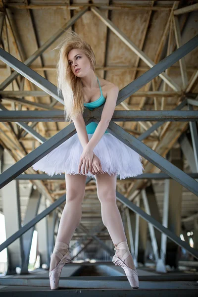 Gracieuze ballerina op de industriële achtergrond — Stockfoto