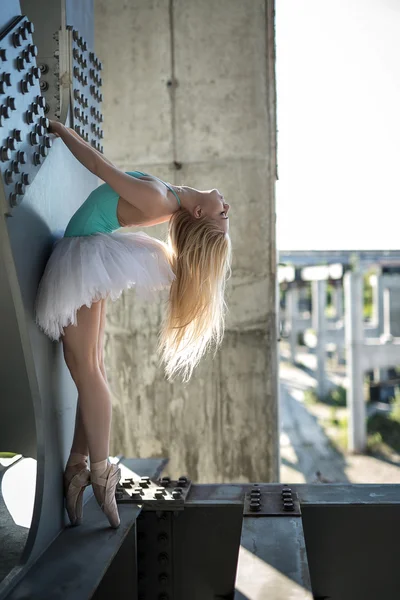 Bailarina elegante en el fondo industrial — Foto de Stock