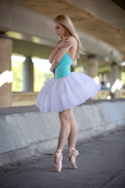 Bailarina elegante en el fondo industrial —  Fotos de Stock