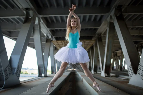 Graciösa ballerina i industriella bakgrund — Stockfoto