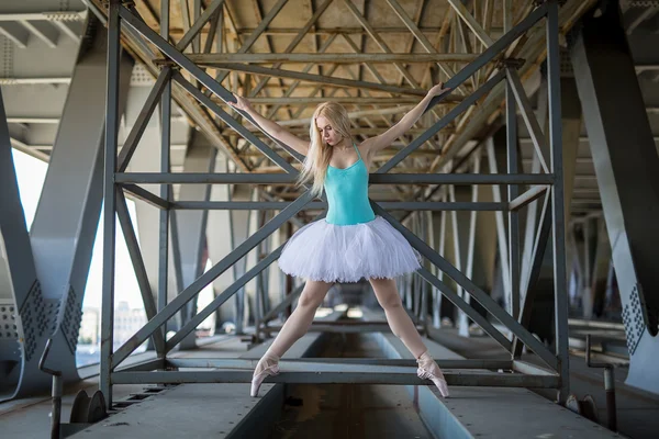 Gracieuze ballerina op de industriële achtergrond — Stockfoto