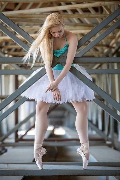 Anmutige Ballerina im industriellen Hintergrund — Stockfoto