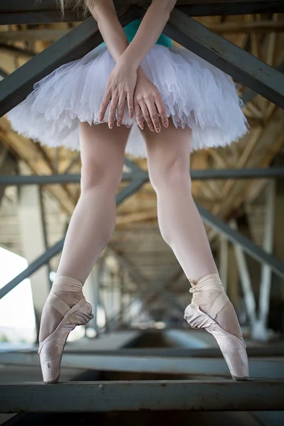 Zugeschnittene Beine einer anmutigen Ballerina in weißem Tutu — Stockfoto
