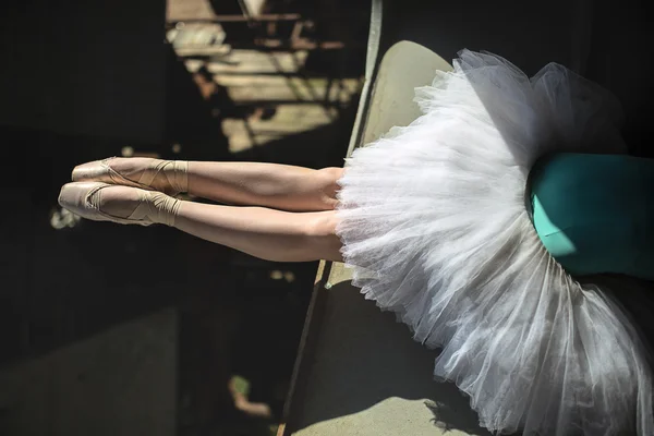 Ballerina zittend op de rand van de brug — Stockfoto