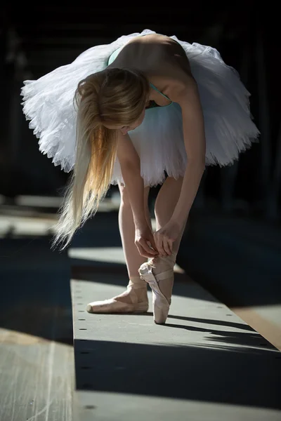 Tanečník vázání pointe boty — Stock fotografie