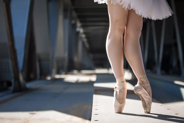 Обрезанные ноги изящной балерины в белой пачке — стоковое фото