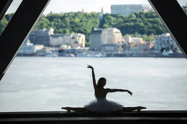 Zugeschnittene Beine einer anmutigen Ballerina in weißem Tutu — Stockfoto