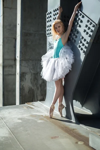 Bailarina elegante en el fondo industrial — Foto de Stock